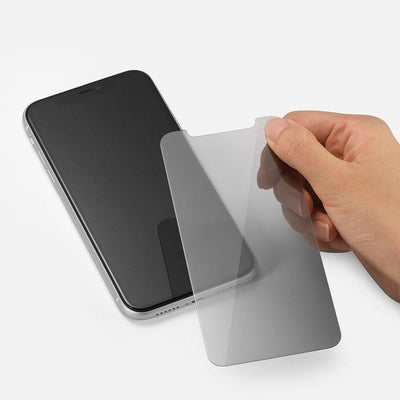 holding a screen protector in the hand and wants to apply it on a phone